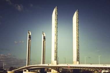 Avrupa 'nın en uzun ve en uzun dikey kaldırma köprüsü olan Bordeaux (Fransa)' daki Chaban Delmas Köprüsü