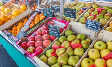 Bordeaux, Fransa, 06 Aralık 2015: Pazar pazarı, üreticiler, çiftçiler ürünlerini piyasada satmak için getiriyorlar. Biraz taze meyve..