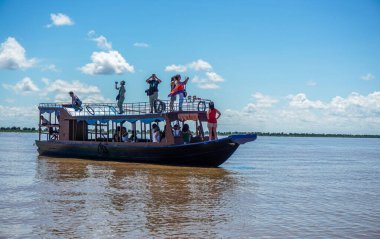 Kampong Phlok, Kamboçya, 15 Ağustos 2015: Birçok tekne turist bekliyor. Tonle Sap gölünde bir tur..