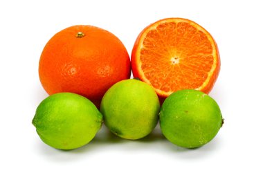 Dilimlenmiş sulu mandalinalar, beyaz üzerine izole edilmiş yeşil limonlar.