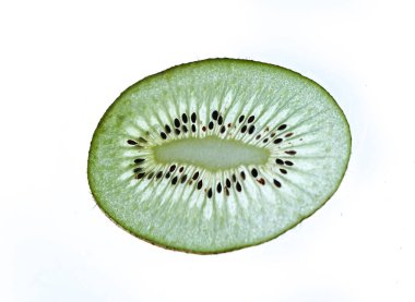 Çok ince bir kivi dilimi, neredeyse şeffaf, beyaz arka planda izole.