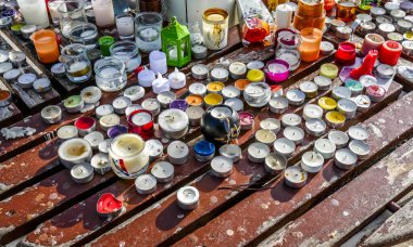 Çiçekler ve mumlar bırakıldı, dua ve ibadetten sonra..