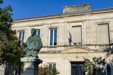 Bordeaux, Fransa, 25 Ekim 2015: Bordeaux 'daki La Bastide bölgesinde Dr Le Chabrely (1835-1895) heykelinin bulunduğu listelenmiş bir anıt kız okulu.