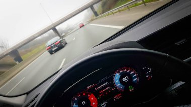 Karayolunda araba sürmek sisli havada, şoför manzaralı.