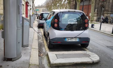 Bordeaux, Fransa - 10 Ocak 2020: Ev Şarj İstasyonunda elektrikli araç. Kiralık elektrikli hibrit araba.