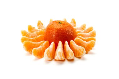 Dekorasyon için çiçek şeklinde dizilmiş Clementines parçaları beyaz üzerine izole edilmiş.