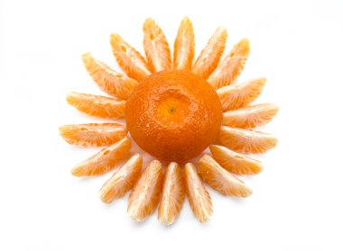 Dekorasyon için çiçek şeklinde dizilmiş Clementines parçaları beyaz üzerine izole edilmiş.