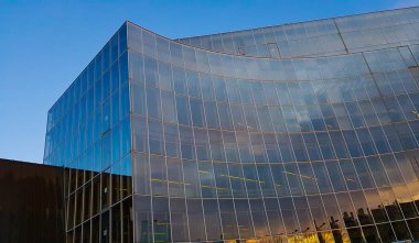 Bordeaux, Fransa - 10 Ocak 2020: Büyük koleksiyon farklı kitap ve belgelerle ana halk kütüphanesi. Meriadeck Bölgesi