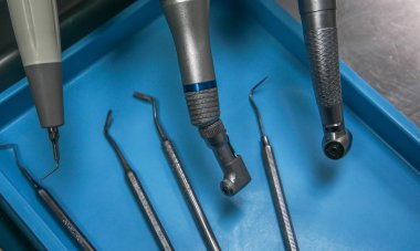 Diş hekiminin ofisinde çekilen farklı diş aletleri ve aletleri: Diş türbini, pulluk