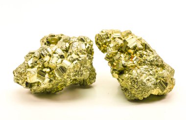 İki blokluk altın kayası, beyaz üzerine izole edilmiş.