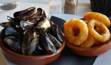 Yağlı, sarımsaklı, maydanozlu ve Roma usulü sotelenmiş midye.