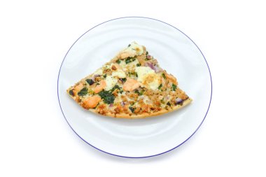Yumuşak kadife tütsülenmiş somon, kırmızı soğan, kapari, ekşi krema, beyaz üzerine izole edilmiş gevrek ve lezzetli pizza.