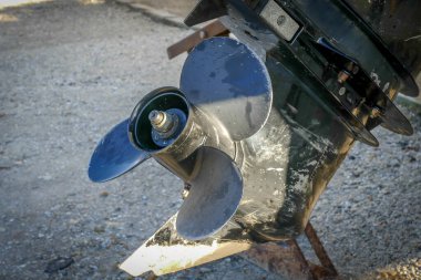 Dış motorun pervanesini kapat. Dış motor tekneler için bir itme sistemidir.