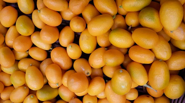 Kumquat cru fresco (Citrus Japonica) à venda no mercado local, literalmente significando laranja dourada — Fotografia de Stock