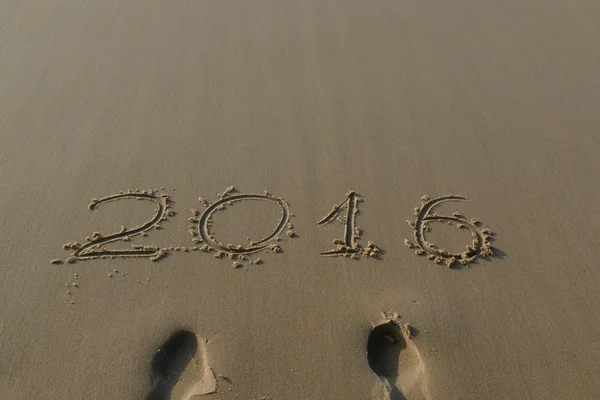 Nieuwjaar 2016 Schrijven Het Zand Aan Het Strand Met Voetafdrukken — Stockfoto