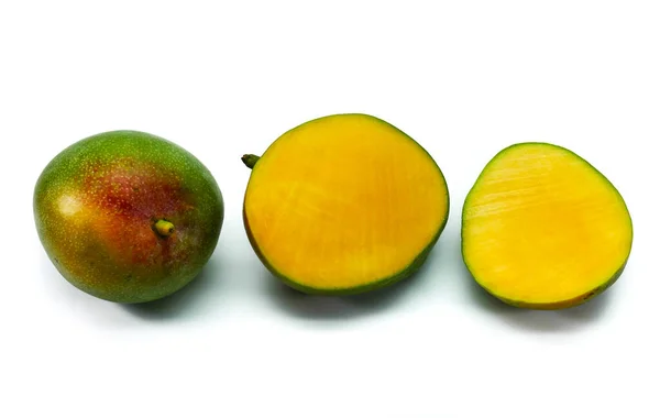 Owoce Mango Kolorze Karłowatym Krojone Izolowane Białym — Zdjęcie stockowe