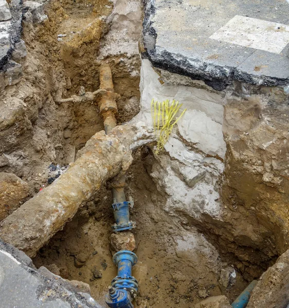 Şehrin ana su hatlarının ve su borularının tamiri ve onarımı, sokak seviyesinin 2 metre altında, büyük bir delikle