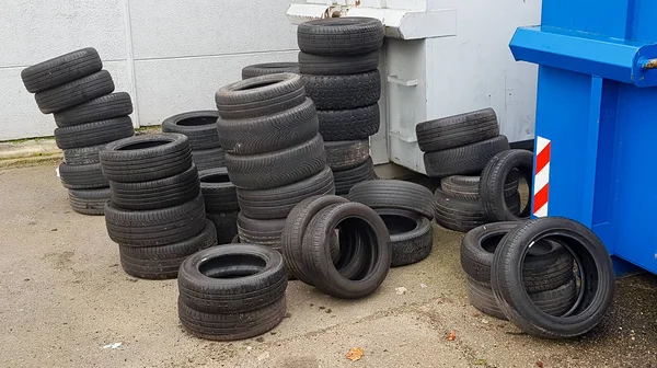 Pilha de pneus usados antigos para reciclagem de borracha — Fotografia de Stock