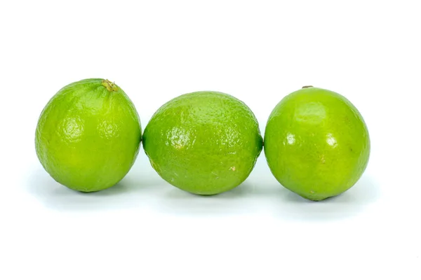 Groene citroenlimoen geïsoleerd op wit — Stockfoto