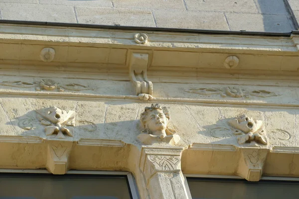 Kopfstatue Und Architektonische Ornamente — Stockfoto