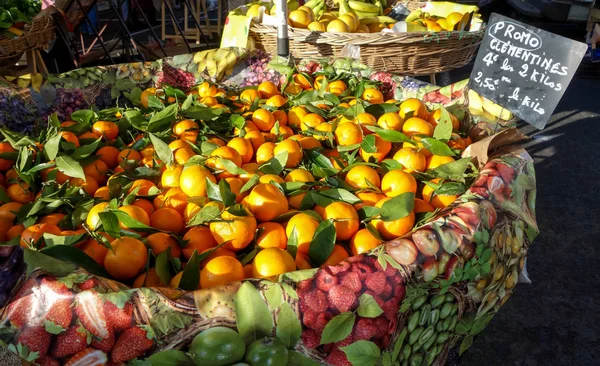 Pazar günü açık hava pazarında doğrudan satış, biraz taze meyve..