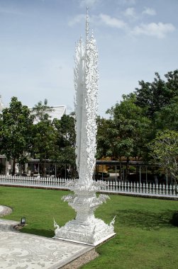 Chiang Rai, Tayland - 09 Ağustos 2017: Tayland 'daki Beyaz Tapınak Wat Rong Khun' un güzel manzarası
