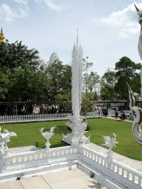 Chiang Rai, Tayland - 09 Ağustos 2017: Tayland 'daki Beyaz Tapınak Wat Rong Khun' un güzel manzarası