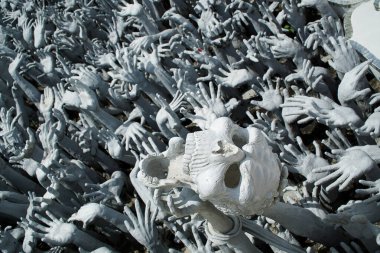 Chiang Rai, Tayland - 09 Ağustos 2017 Beyaz Tapınak Wat Rong Khun 'da korkunç iblis ve canavar heykelleri