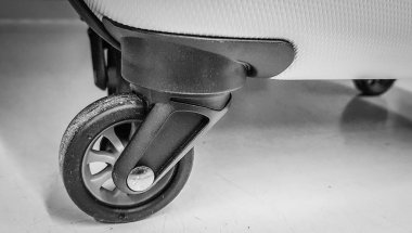 Çok sağlam ve güvenilir bir seyahat valizinin yakın çekim detayları.