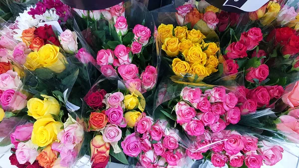 Kytice růží v různých barvách. Květinové aranžmá na svatbu, Valentýna. Pozadí — Stock fotografie