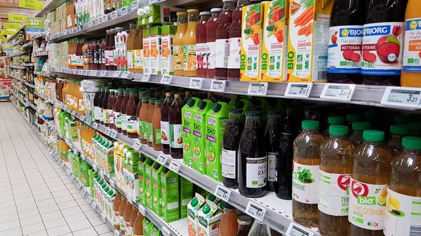 Bordeaux, França - 11 de janeiro de 2020: seção de bebidas orgânicas em um supermercado — Fotografia de Stock