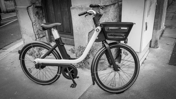 Új koncepció a városi kerékpárok bérleti Franciaországban. Vidd mindenhová, és hagyd bárhol. Fekete-fehér. — Stock Fotó