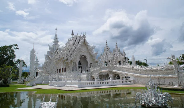 Chiang Rai, Tailandia - 09 de agosto de 2017: Hermosa vista del Templo Blanco Wat Rong Khun en Tailandia — Foto de Stock