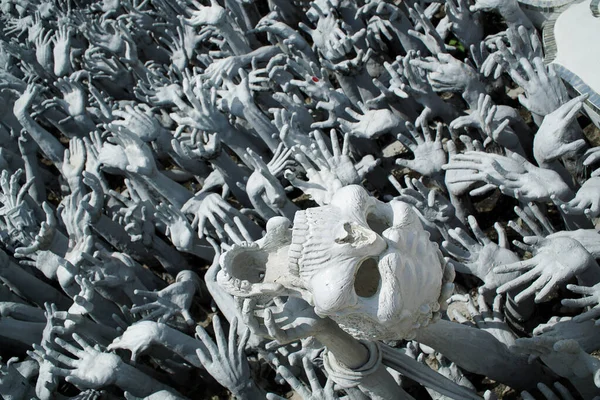 Chiang Rai, Tayland - 09 Ağustos 2017 Beyaz Tapınak Wat Rong Khun 'da korkunç iblis ve canavar heykelleri