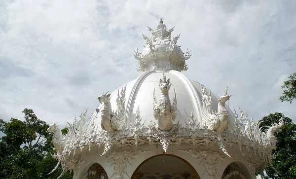 Chiang Rai, Thailandia - 09 agosto 2017: Bella vista del Tempio Bianco Wat Rong Khun in Thailandia — Foto Stock