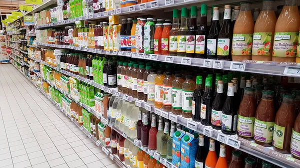 Bordeaux, França - 11 de janeiro de 2020: seção de bebidas orgânicas em um supermercado — Fotografia de Stock