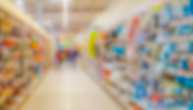 Bulanık arka plan: İnsanlar süpermarketten alışveriş yapıyor. Otobüs