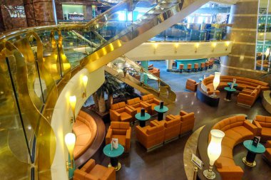 Atina, Yunanistan, 18 Temmuz 2014: Msc Fantasia yolcu gemisinde altın merdivenli ana lobi salonu