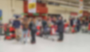 Soyut bulanık arkaplan: İnsanlar süpermarketten alışveriş yapıyor, müşteriler kasiyerlere ödeme yapmak için tezgahlarda arabalarıyla bekliyorlar. Alışveriş, müşteri konsepti.