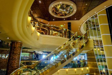 Atina, Yunanistan, 18 Temmuz 2014: Msc Fantasia yolcu gemisinde altın merdivenli ana lobi salonu