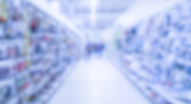 Bulanık arka plan: İnsanlar süpermarketten alışveriş yapıyor. Otobüs