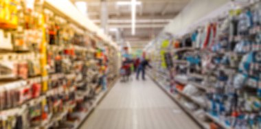 Bulanık arka plan: İnsanlar süpermarketten alışveriş yapıyor. Otobüs