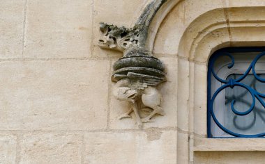 Fransa 'daki antik tarihi şato ya da şatonun mimari detayları - kapının üzerindeki heykeller