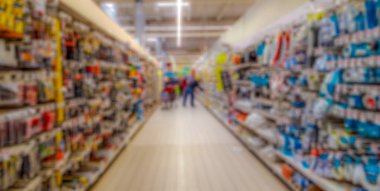 Bulanık arka plan: İnsanlar süpermarketten alışveriş yapıyor. Otobüs