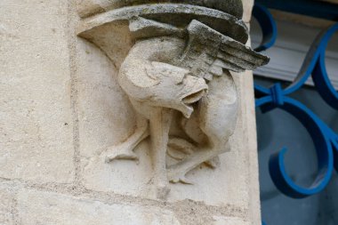 Fransa 'daki antik tarihi şato ya da şatonun mimari detayları - vahşi hayvan heykeli