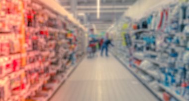 Bulanık arka plan: İnsanlar süpermarketten alışveriş yapıyor. Otobüs