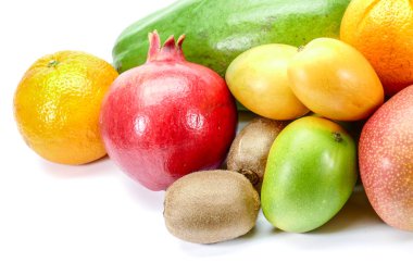 Meyve koleksiyonu: nar, portakal, minyatür mango, muz, kivi, payapa, beyaz arka planda izole edilmiş sarı mango
