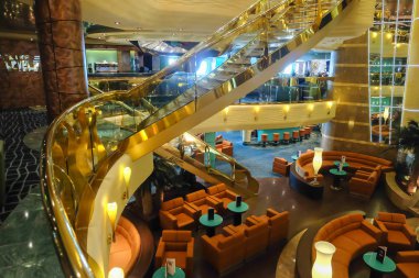 Atina, Yunanistan, 18 Temmuz 2014: Msc Fantasia yolcu gemisinde altın merdivenli ana lobi salonu