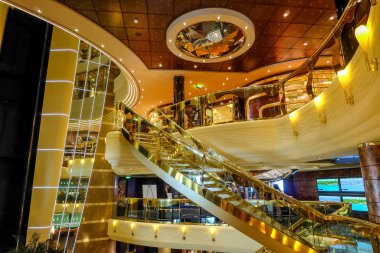 Atina, Yunanistan, 18 Temmuz 2014: Msc Fantasia yolcu gemisinde altın merdivenli ana lobi salonu