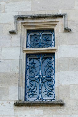 Fransa 'daki antik tarihi şato ya da şatonun mimari detayları - süslü pencereler